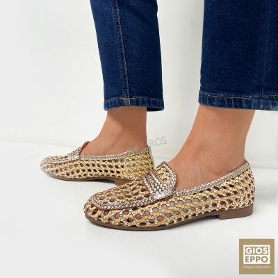 Sapatos rasos tipo mocassim em padrão trançado dourado e bege
