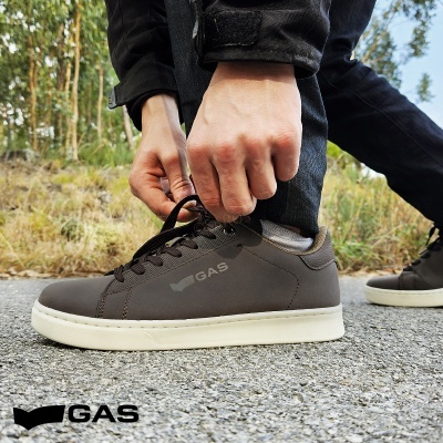 Ténis de couro castanho escuro com sola branca e marca GAS