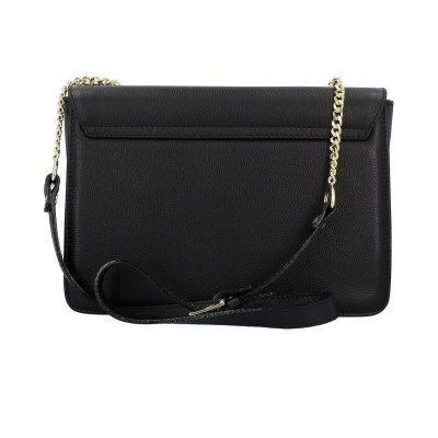 Mala preta em pele sintética com alça de corrente dourada sobre fundo branco