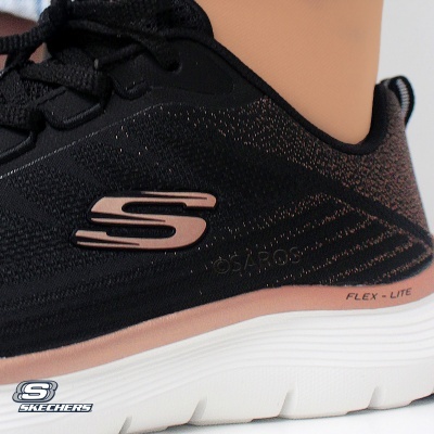 Tênis preto Skechers com sola branca e detalhes rosa em pé