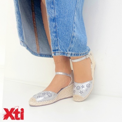 Alpercatas prateadas de cunha com padrão floral e sola de corda