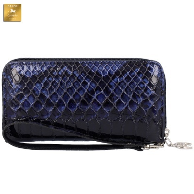 Carteira azul com textura de pele de réptil brilhante e fecho de correr