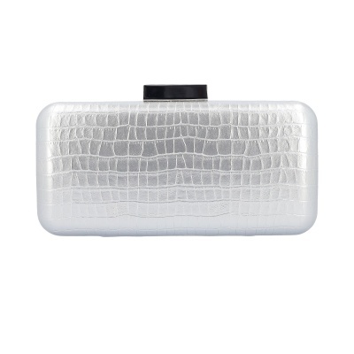 Clutch prata metálica com padrão croco e fecho preto