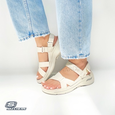 Sandálias Skechers bege com tiras largas e jeans claros