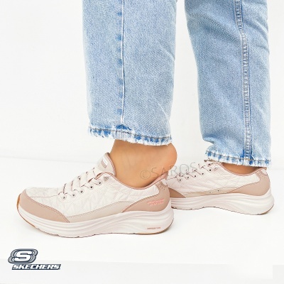 Sapatilhas Skechers Slip-ins bege e branco com calças de ganga claras