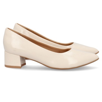 Sapatos de salto médio quadrado cor creme com acabamento brilhante
