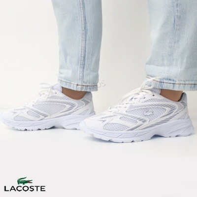 Sapatos desportivos Lacoste brancos em fundo branco