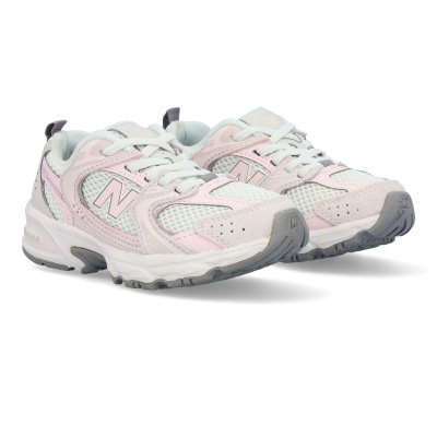 Sapatilhas New Balance bege com detalhes rosa e cinza em malha e camurça