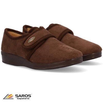 Chinelos castanhos de tecido aveludado com sola preta e tira ajustável.