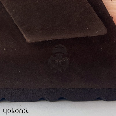 Sola castanha escura de sapato com textura ondulada e logo OSAROS