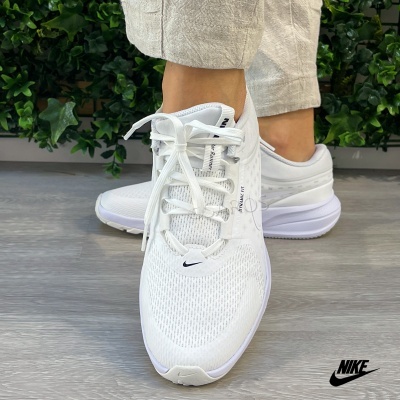 Ténis Nike brancos em malha com sola branca e detalhes Dynamic Fit