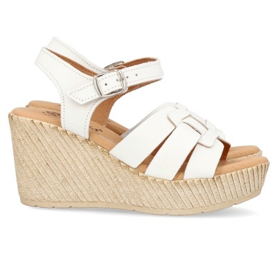 Sandália branca de cunha com tiras largas e fivela metálica prateada