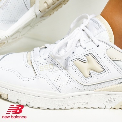 Ténis New Balance couro branco e bege com logótipo na lateral e sola