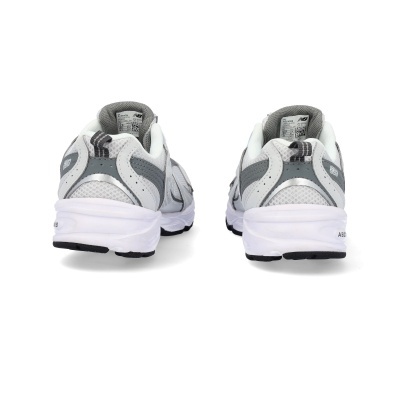 Sapatilhas desportivas New Balance cinza e branco vistas de trás