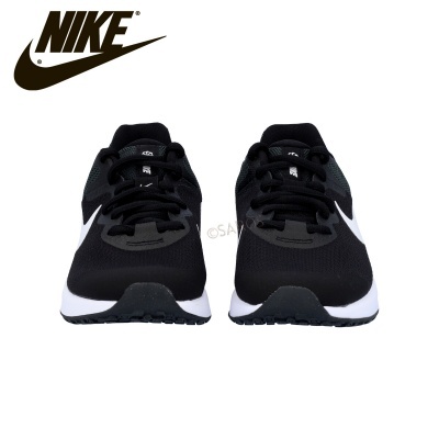 Sapatilhas desportivas Nike pretas com detalhes brancos, vista frontal