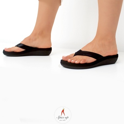 Chinelos pretos tipo sandália de dedo com sola elevada