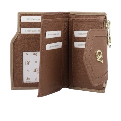Carteira castanha de couro aberta com vários compartimentos para cartões e fecho de botão.