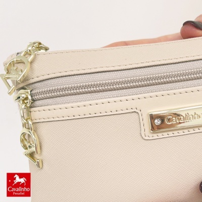 Bolsa bege de mão com ziper e detalhes dourados Cavalinho