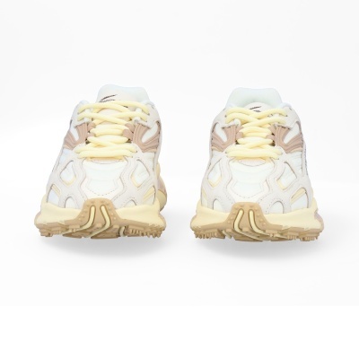 Sapatilhas desportivas brancas e bege vistas de frente