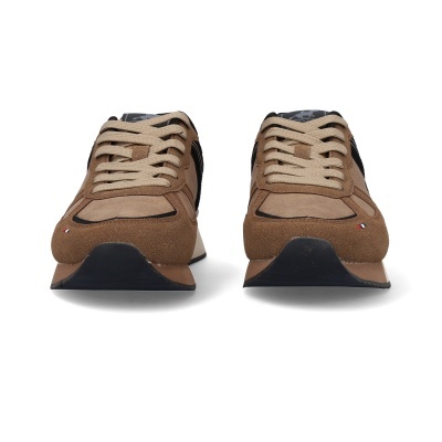 Ténis castanhos e pretos com atacadores bege em fundo branco