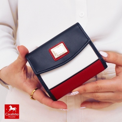 Carteira tricolor em couro sintético com placa metálica na frente