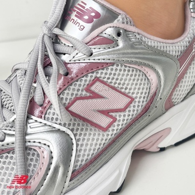 Ténis desportivos New Balance cinza, rosa e prateado com logo e atacadores cinza