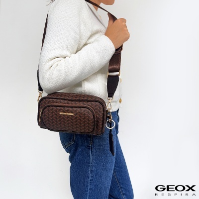 Bolsa de ombro Geox castanha com padrão trançado e alça larga ajustável