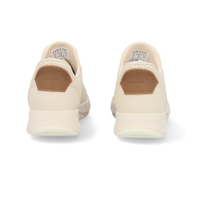 Par de sapatilhas GEOX bege claro com detalhes castanhos e etiqueta interior com tamanhos