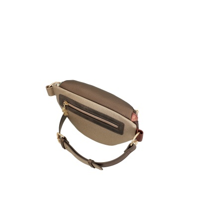 Bolsa tipo pochete em pele sintética em tons de castanho, bege e vermelho com fecho de correr e alça ajustável.
