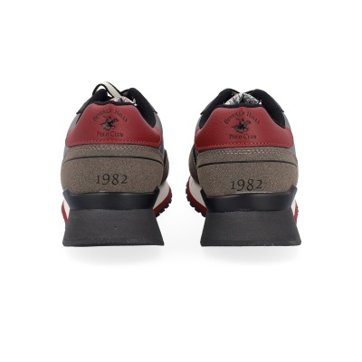 Ténis desportivos com calcanhar castanho e couro vermelho com logo e número 1982.