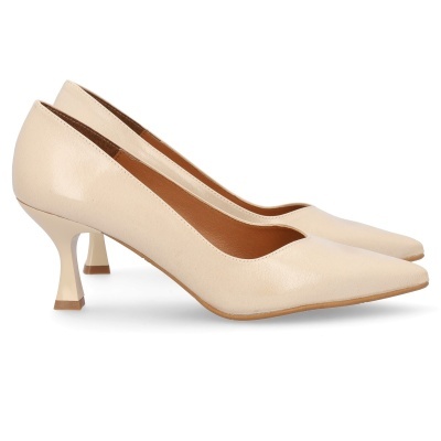 Sapatos de salto médio bege claro com ponta fina em fundo branco.