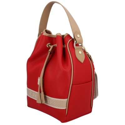 Mala tipo saco vermelha com detalhes em bege e alça em couro sintético