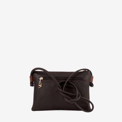 Mala de mão pequena castanha escura com fecho zip e pendente dourado