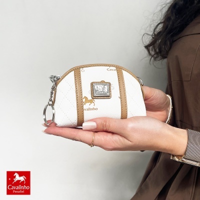 Carteira pequena branca com detalhes castanhos e placa metálica Cavalinho