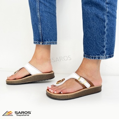 Sandálias brancas tipo chinelo com fivela dourada e sola castanha