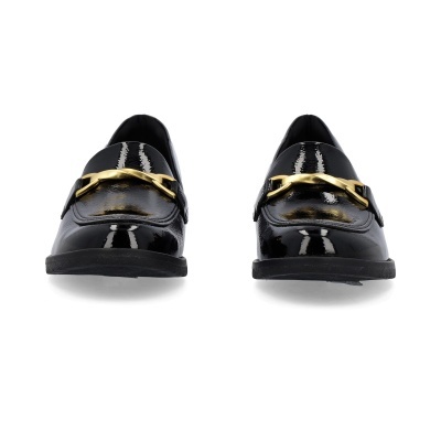 Sapatos mocassim verniz preto com detalhe dourado