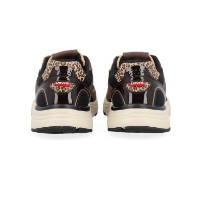 Ténis Levis castanhos e pretos com padrão animal print vistos de trás.