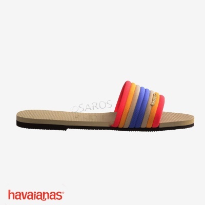 Chinelo Havaianas com tiras coloridas em tecido e sola castanha clara