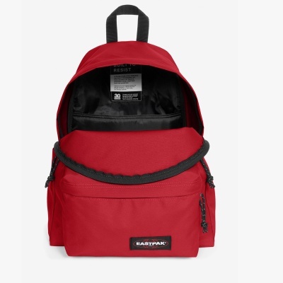 Mochila vermelha Eastpak aberta com interior preto e bolso frontal.