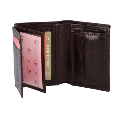 Carteira castanha de couro aberta mostrando interior rosa claro e vários compartimentos