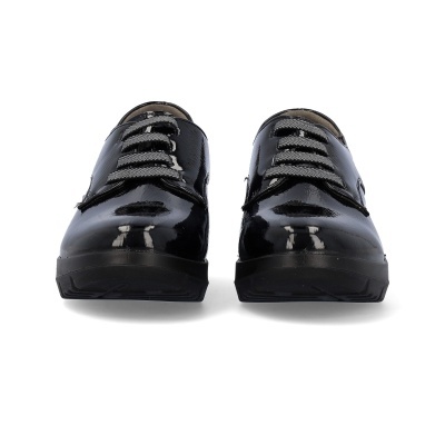 Sapatos pretos de verniz com atacadores