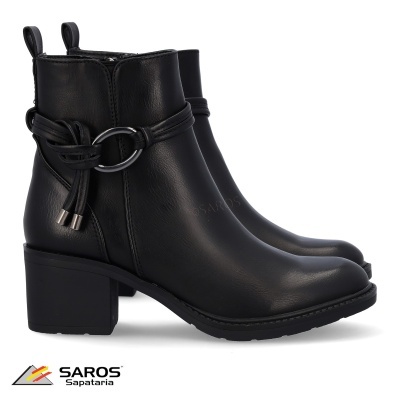 Botas pretas de cano curto em couro sintético com salto e detalhe em cordão