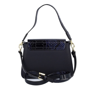 Mala preta de mão com tampa padrão pele de cobra e detalhes dourados