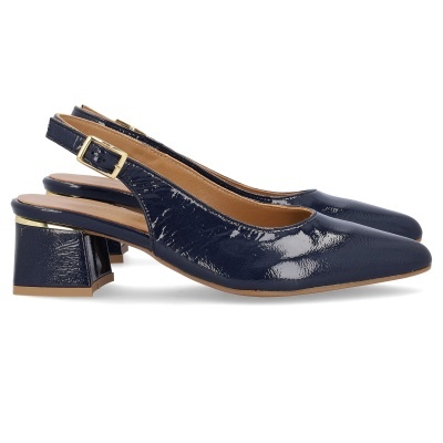 Sapatos slingback azuis de verniz com salto médio e fivela dourada