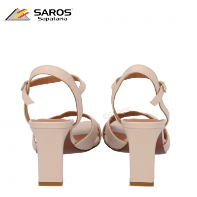 Sandálias de salto alto nude com tiras e fivela dourada