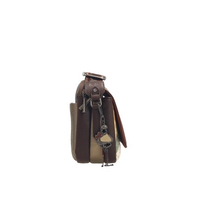 Mala de senhora em tons castanhos vista de lado com pendente decorativo em forma de nuvem