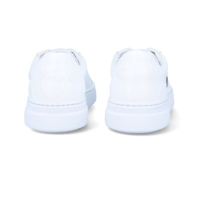 Sapatilhas brancas vistas de trás com sola branca
