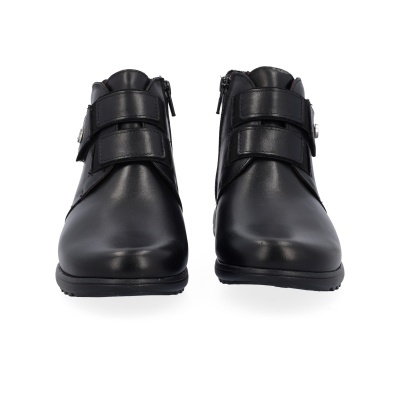 Botas pretas de couro com fecho em velcro e zíper à lateral