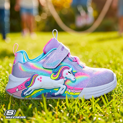 Ténis infantil Skechers roxo com estampa de unicórnio e velcro num jardim