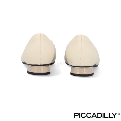Sapatos baixos bege com salto pequeno, vista traseira, sobre fundo branco, marca PICCADILLY